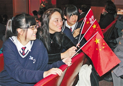 许玉玲(中)和王华湘中学合唱团的学生们.