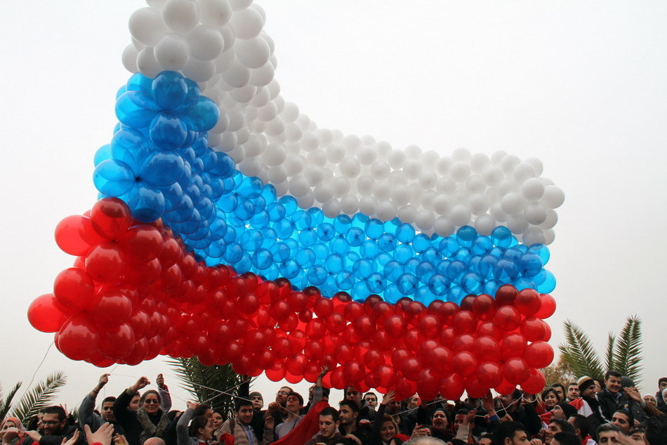 叙利亚民众制作气球俄罗斯国旗欢迎俄外长到访
