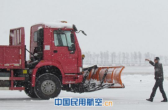 丹东机场全力除雪 确保航班迎送旅客(图)