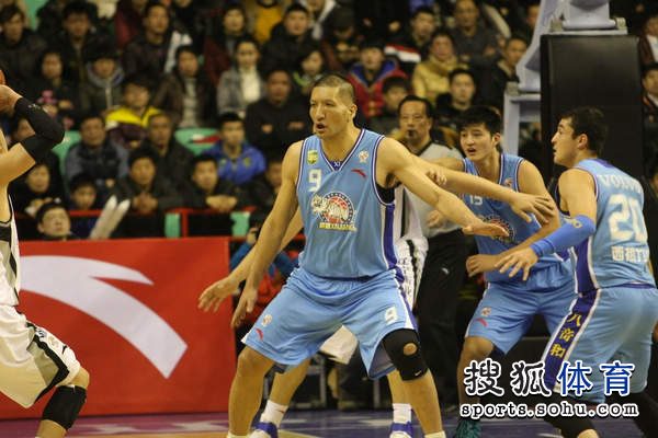 图文[cba常规赛]辽宁vs新疆 巴特尔在内线