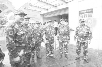 广东公安边防总队政委崔亚洲(右三)在六支队支队长石家明(右二),政委