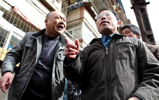 王辉(中)和张妙的父亲张平选(右)来到药庆卫所