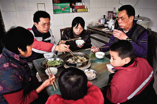 钩机围家心乱如麻(组图)