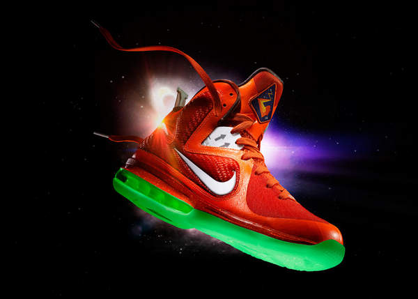 组图:探索太空遨游银河 Nike全明星赛战靴发布