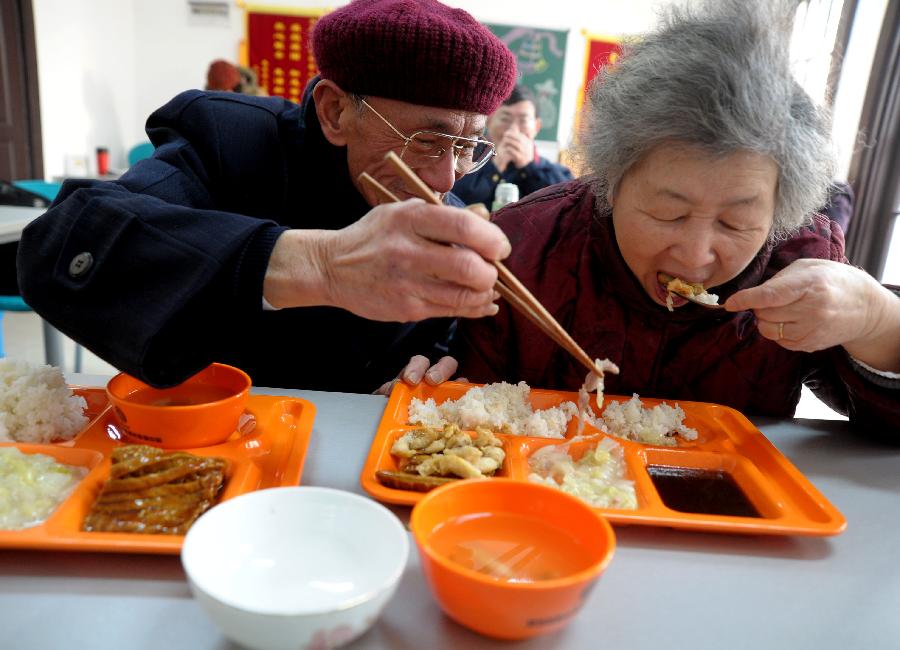2月9日,受托照料的老人在上海市静安区愚谷村老人"日托所"吃午饭.