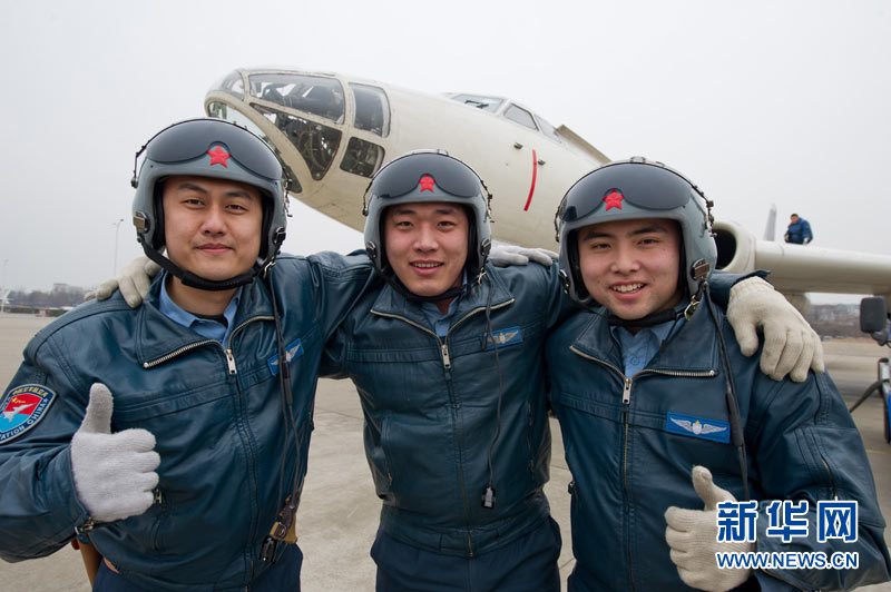 实拍新飞行员驾驶轰炸机低空大角度盘旋训练(组图)