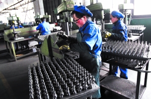 7日，上海華新合金有限公司的工人們在車間內(nèi)打磨鑄件。這家公司的450位員工，人均年收入超過5萬元。