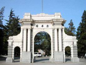 1933年,清华大学扩建,有了新的大门,她便被称为二校门,门额上所刻清华