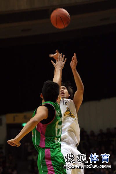 组图:浙江德比战jr后仰投篮 钱德勒领防丁锦辉