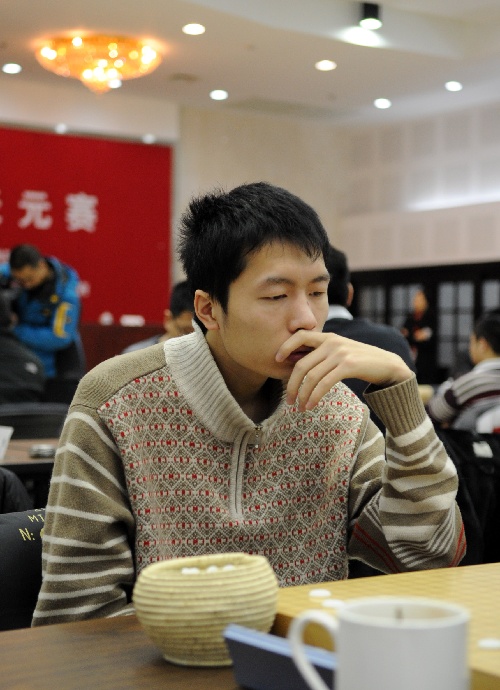 图文:中国围棋天元赛首轮 彭立尧思考