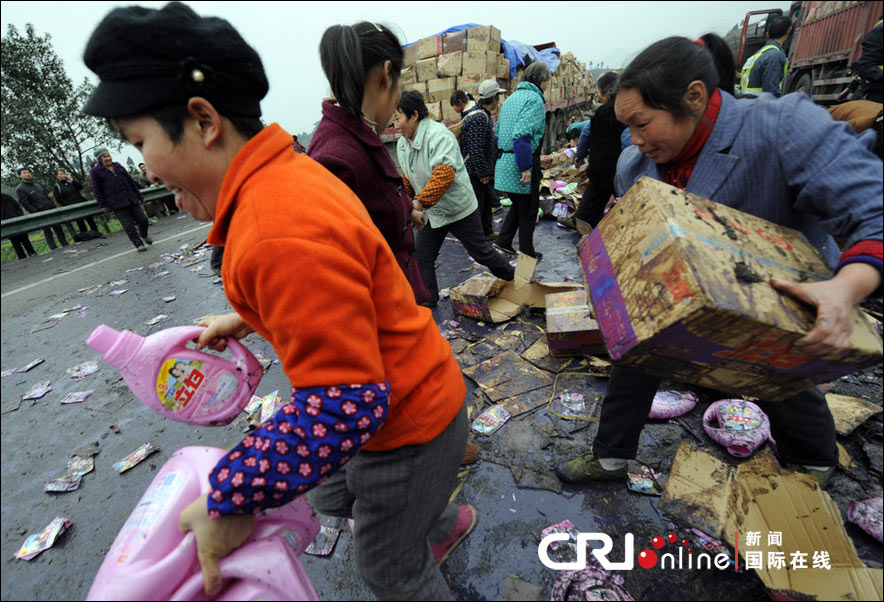 2012年2月10日，重庆綦江雷神店至东溪瓦窑沟大桥1073KM处，一辆大货车上货物散落一地，后遭附近村民哄抢。CFP