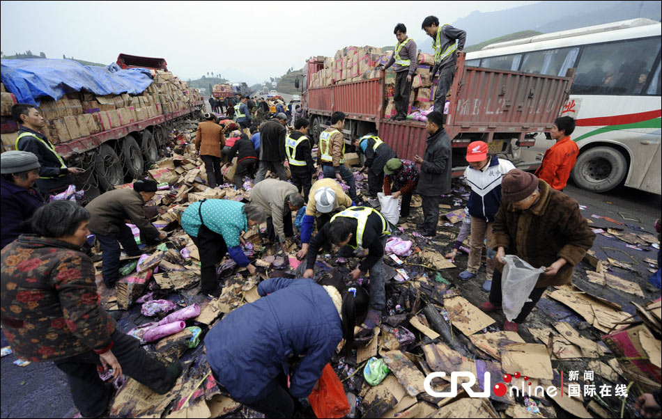 2012年2月10日，重慶綦江雷神店至東溪瓦窯溝大橋1073KM處，一輛大貨車上貨物散落一地，後遭附近村民哄搶。CFP