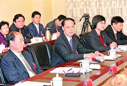 本报讯 前日下午,王文华同志参加了胶州市代表团对党代会报告的