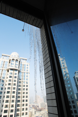 22楼业主家窗外结的冰溜子都到了21楼业主家的窗外.