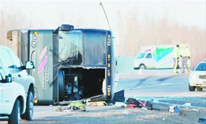 据当地媒体报道,一辆大巴当日在雷德沃特附近翻车,造成约30人受伤.