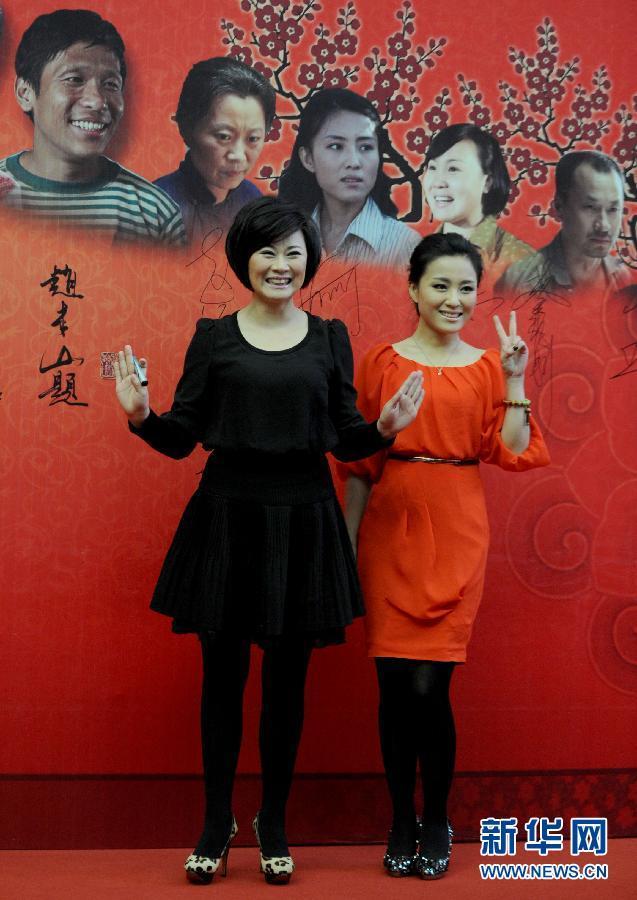 《樱桃》主演赵海燕(左)在首映礼上向观众