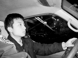 司机拓万龙在执行急救任务途中。