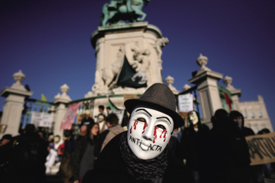 一名抗议者头戴盖伊·福克斯面具参加示威集