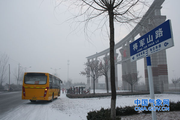 山东省枣庄、青州、临沂等地出现降雪大雾天气