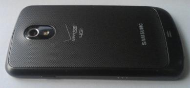 电源按键被放在了手机右侧，音量按键在手机左侧。手机底部有MicroUSB接口和3.5mm耳机接口。