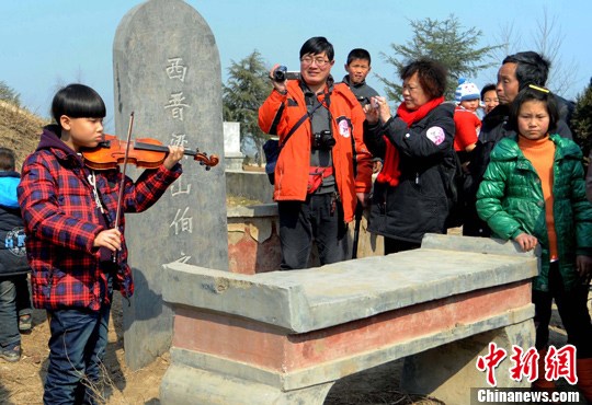 郑州小童星梁祝墓前演奏小提琴协奏曲《梁祝》