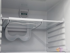 在特色中门设计方面，这款冰箱选用的是中门宽幅变温功能。中门温度可以在10 ℃到-7 ℃之间调节，可在冷藏、0度、软冻之间随意切换，不同食物储存在最适合它的温度环境下，保鲜效果更好。
