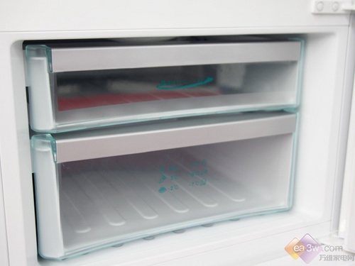 在保鲜方面，这款冰箱具有最为经典的VC保鲜技术，保鲜、保湿、杀菌除臭三位一体，给蔬果增加VC因子，更加健康自然。