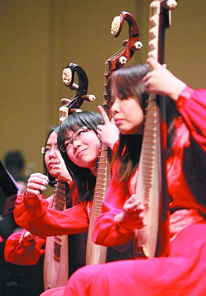 2月10日,清华大学学生在器乐展演中,表演民乐合奏《达勃河随想曲》.