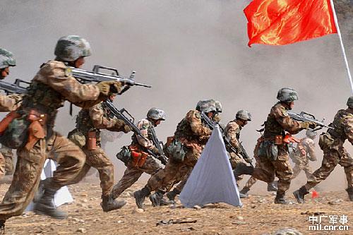 解放军驻藏部队进行野外实战训练(组图)