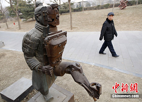 2月13日，一尊兵马俑与机器人的“合体”雕塑现身北京国际雕塑公园，奇特的造型吸引了市民目光。中新社记者 刘关关 摄