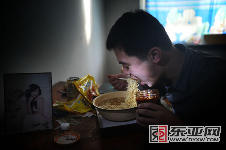 月薪4000却得吃泡面住插间 男子只为能给女友一个