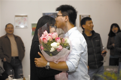 情人节前一天男子在花店 成功求婚(图)