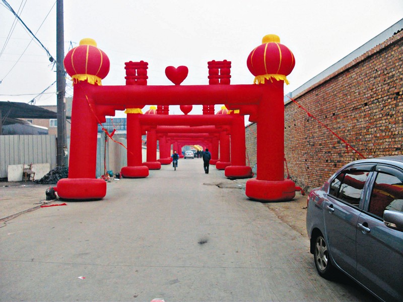 新人成亲大红拱门搭了半条街(图)