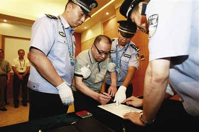 2011年7月23日，厦门特大走私案首要犯罪嫌疑人赖昌星被加拿大有关部门遣返回国，公安机关依法向赖昌星宣布逮捕令。新华社发