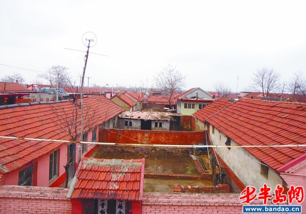 农村变社区,平房换楼房.