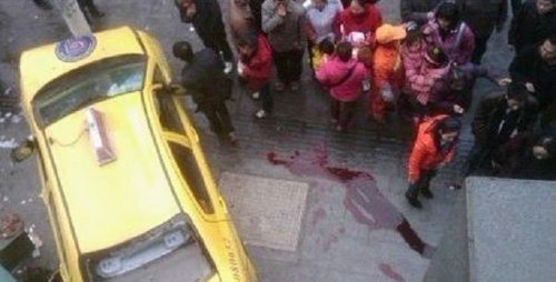 重庆观音桥闹市区发生车祸,警戒路人小心驾驶(组图)