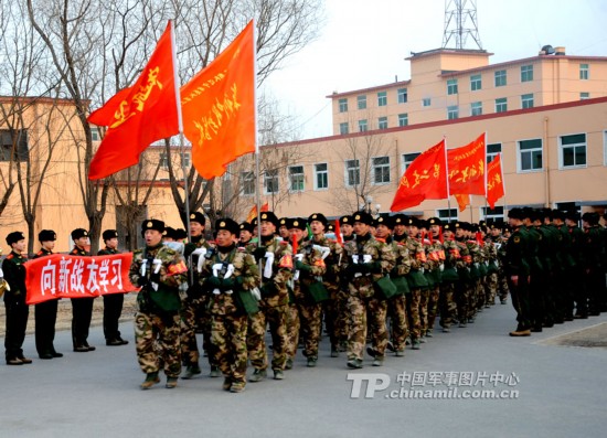 2月12日16时10分,辽宁总队二支队新兵胜利完成新训拉练任务返回营区.