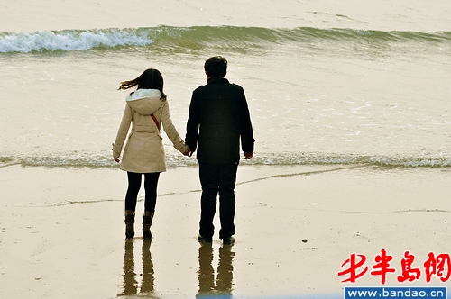 牵手一起来看海的情侣.