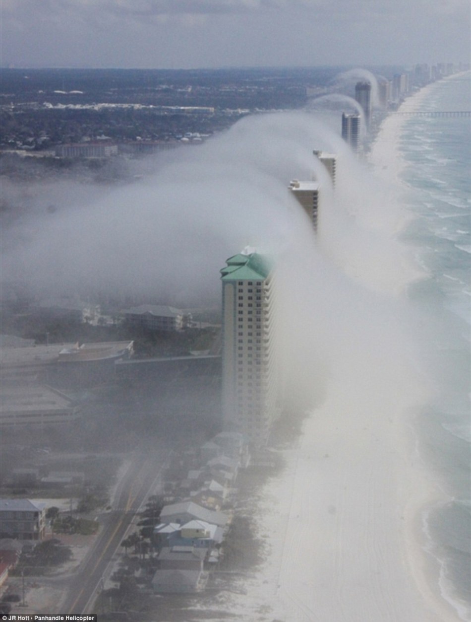 美国巨型波浪云似海啸将海滨城市完全吞没(