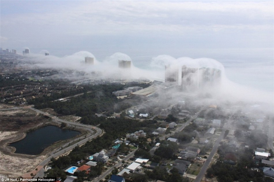美国巨型波浪云似海啸将海滨城市完全吞没(