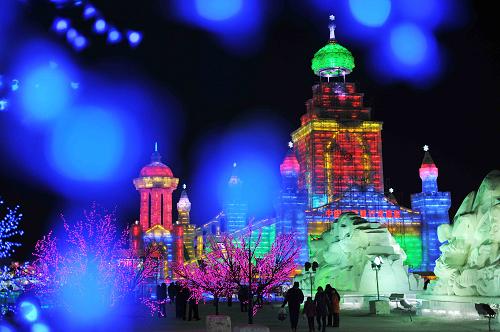 游客在哈尔滨市的冰雪大世界中游玩(2月13日摄).新华社记者 王建威 摄