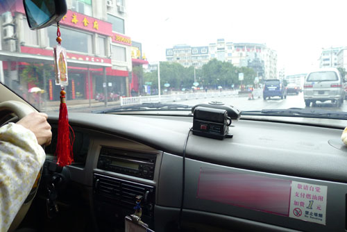 一辆出租车上明确写着,燃油附加费是一元. 首席摄影记者游拥军 摄
