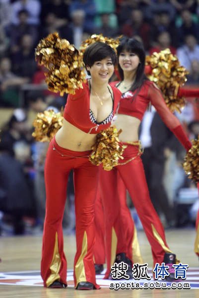 组图:广东篮球宝贝创意舞蹈 艺术体操展现柔美