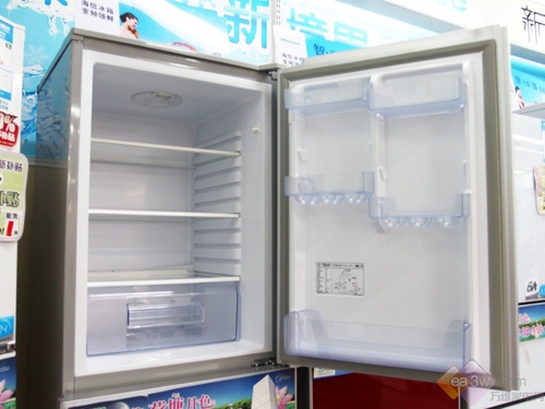 这款冰箱还具有自动低温补偿技术，给食物提供一个最佳环温运行环境，保证了冰箱稳定运行。