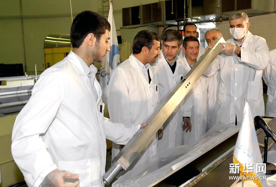 2月15日，伊朗总统艾哈迈迪－内贾德（左三）在德黑兰出席伊朗新一代离心机揭幕仪式。