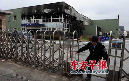 沃尔沃汽车4s店起大火 交通管制超两小时高清图片
