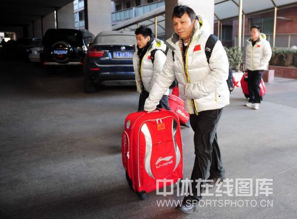图文:中国队出征跳水世界杯 教练与张雁全