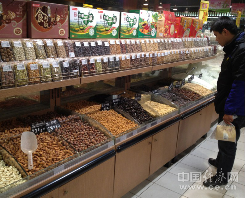 散装食品仍未穿衣 零食坚果任人抓捏(组图)