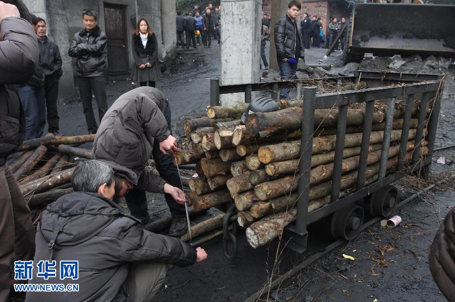 2月16日,工作人员在耒阳市南阳镇宏发煤矿检测事故矿车.