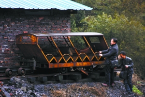 工作人员在南阳镇宏发煤矿检测发生事故的矿车.cfp供图